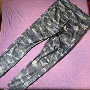 Athleta Ultimate Camo 7/8 Tight in Green Camoflague - Size Medium Leggings